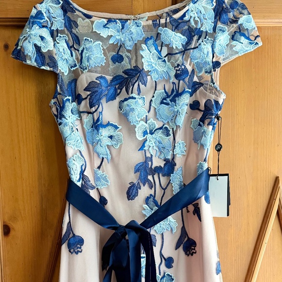 NWT Adrianna Papell Blue Floral Embroidered Sheath Dress (Size 4) - Picture 3 of 6